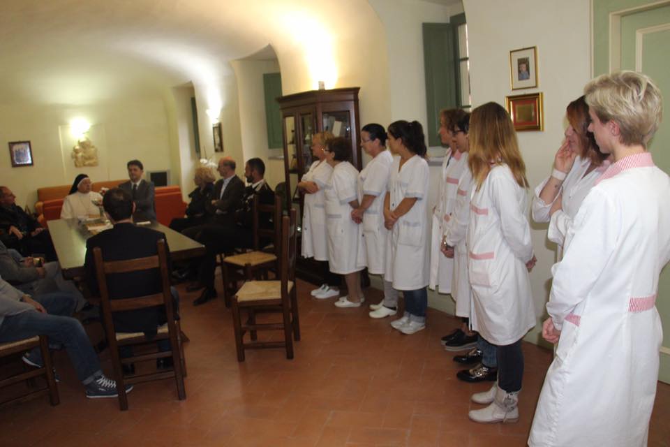 GUBBIO, IL CONSIGLIERE REGIONALE SMACCHI E L’ASSESSORE ALLA SANITA’ BARBERINI VISITANO LA CASA FAMIGLIA SANTA LUCIA