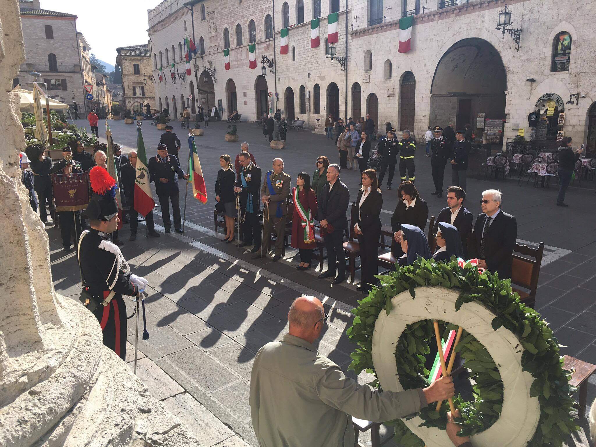 GIORNATA DELL’UNITA’ NAZIONALE E DELLE FORZE ARMATE. ASSISI RENDE OMAGGIO AGLI EROI DELLA PATRIA.