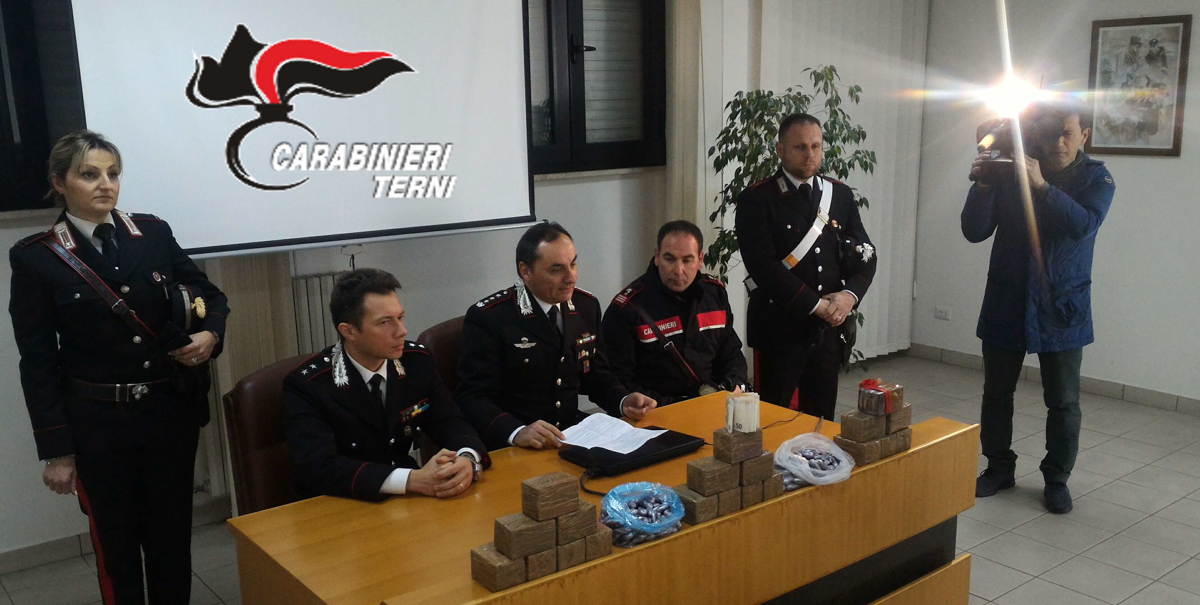 TERNI, CONTROLLI ON THE ROAD DEI CARABINIERI: BLOCCATI 2 NORDAFRICANI CON 12 KG DI HASHISH