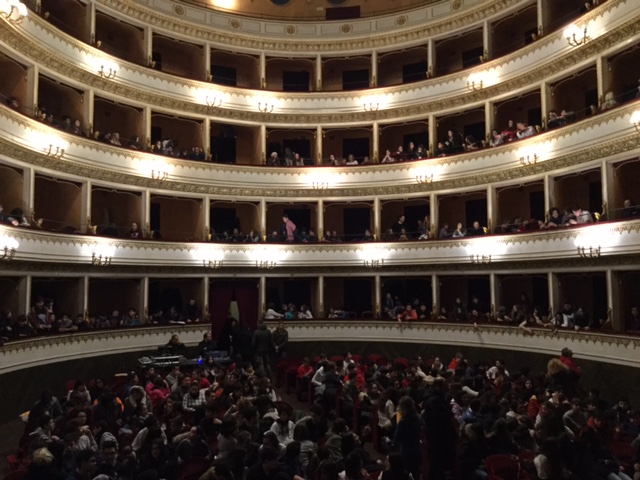PER NON DIMENTICARE ! IL MANCINELLI GREMITO DI STUDENTI PER LA GIORNATA DELLA MEMORIA.