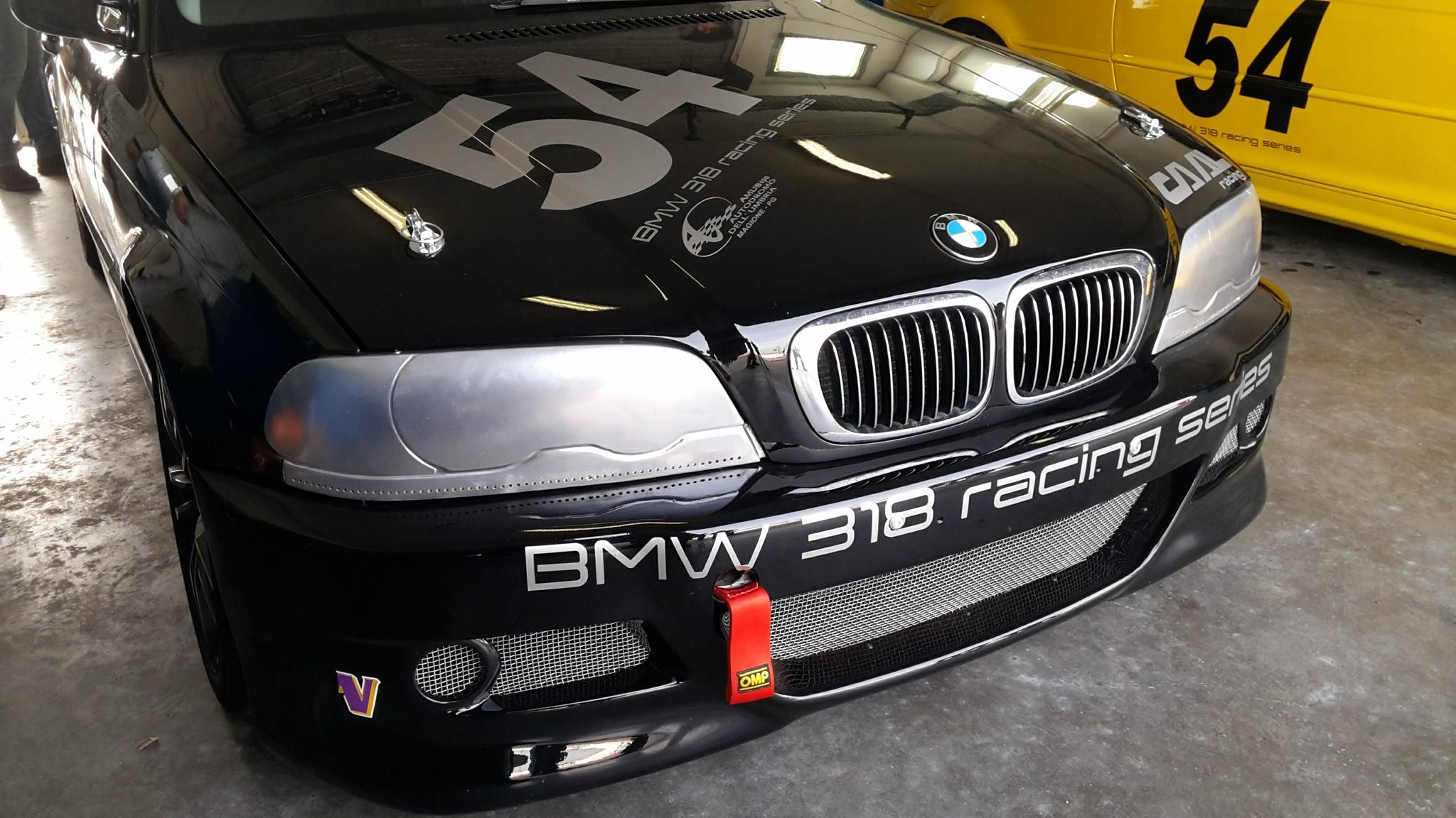 TRA UN MESE SCATTA LA BMW 318 RACING SERIES.