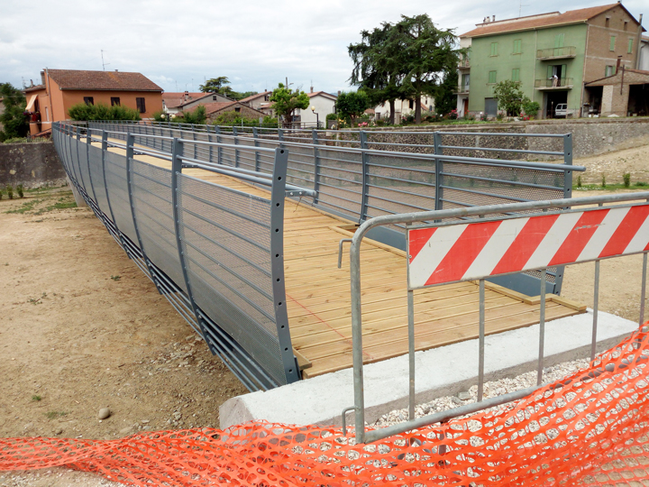 LA PASSERELLA SUL CARCAIONE ANCORA CHIUSA: SIAMO ALLE COMICHE.