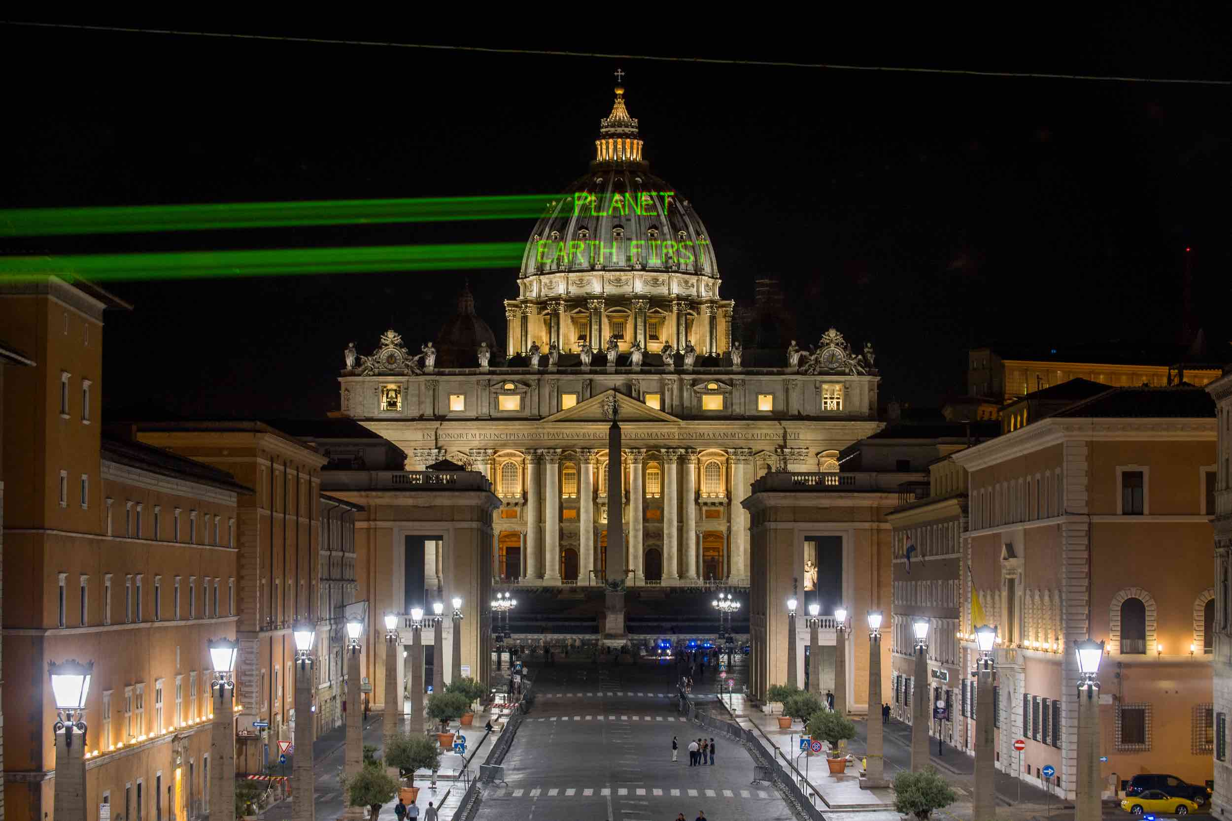 GREENPEACE ACCOGLIE TRUMP CON UN MESSAGGIO SULLA CUPOLA DI S.PIETRO: PLANET EARTH FIRST!