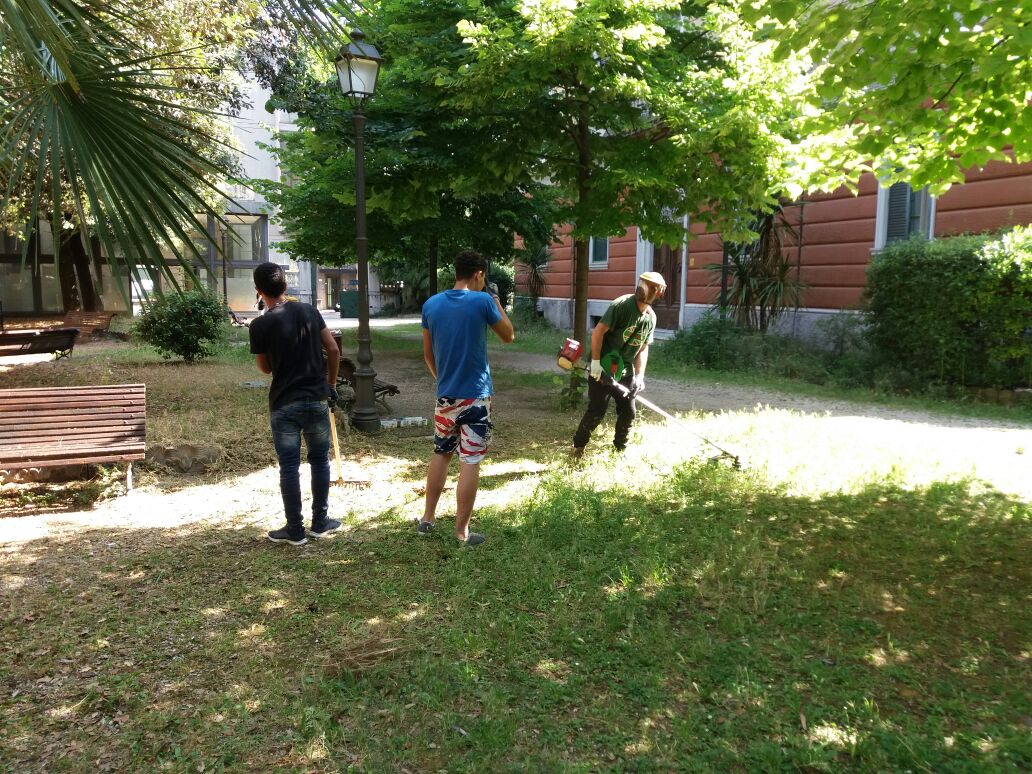 VOLONTARI AL LAVORO PER RIPULIRE E SISTEMARE IL GIARDINO DELLA EX FORESTERIA DI CORSO TACITO.