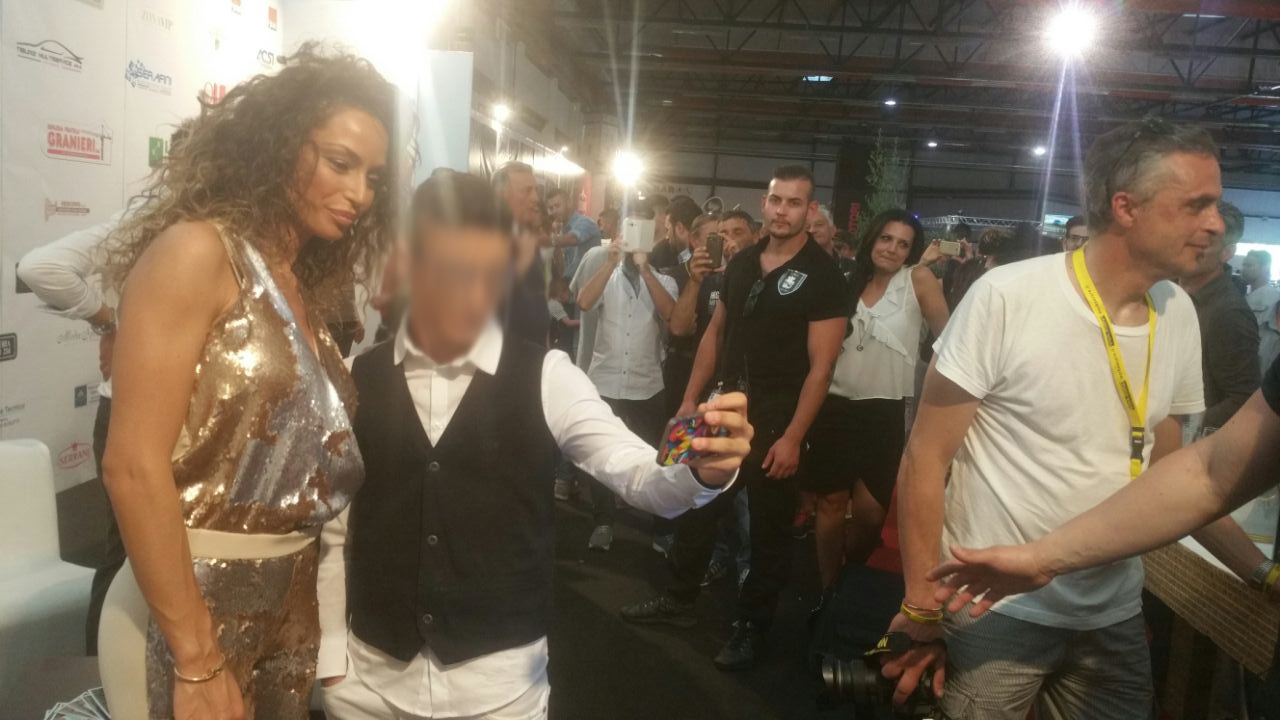 RAFFAELLA FICO MADRINA DE LO SHOW DEI MOTORI FA VISITA A UMBRIAFIERE.
