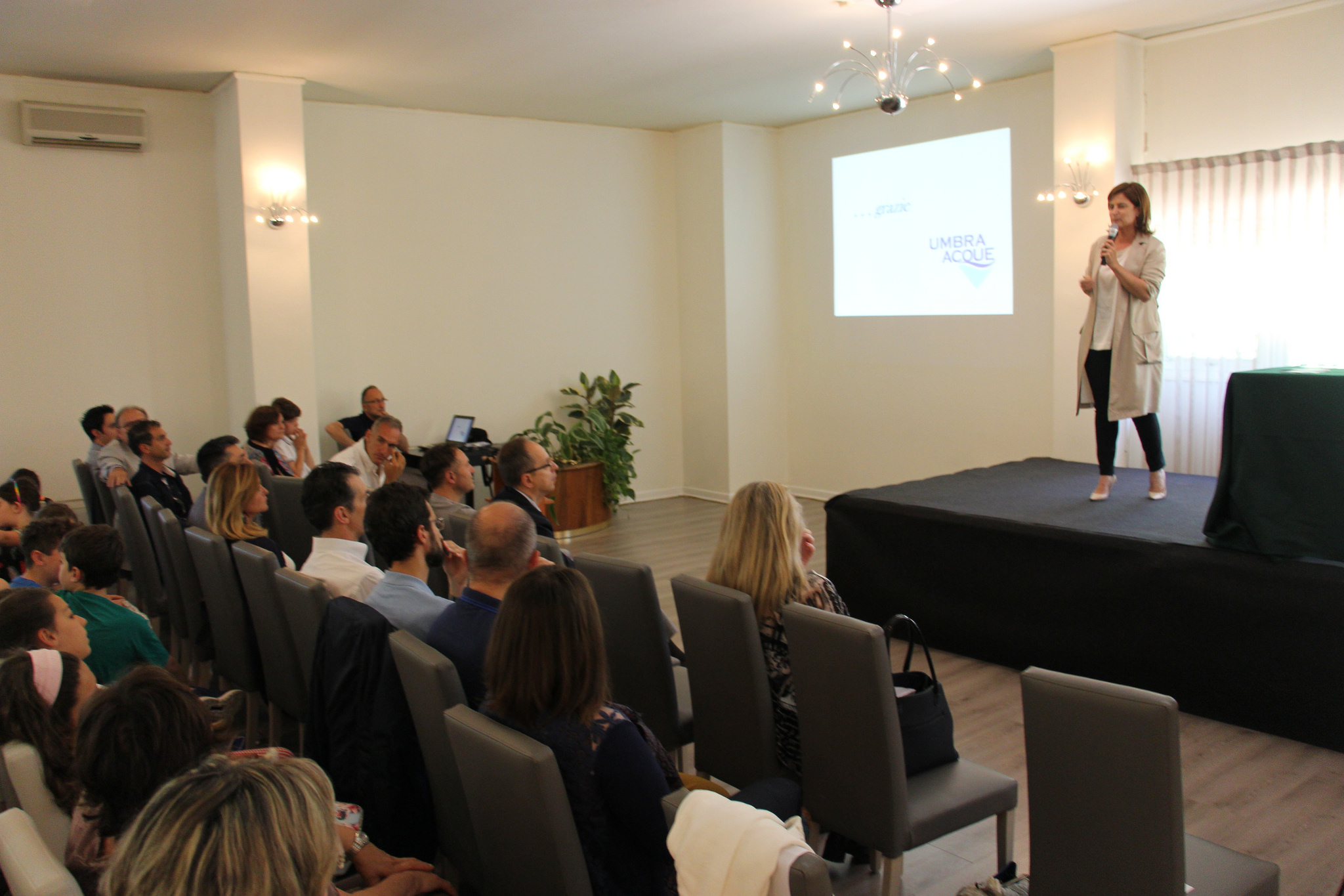 ASSEMBLEA LEGISLATIVA: “FONDAMENTALE SENSIBILIZZARE LE NUOVE GENERAZIONI SULL’USO CONSAPEVOLE DELLE RISORSE IDRICHE” – LA PRESIDENTE PORZI ALLA PREMIAZIONE DEL CONCORSO “IMPARA L’ACQUA”.