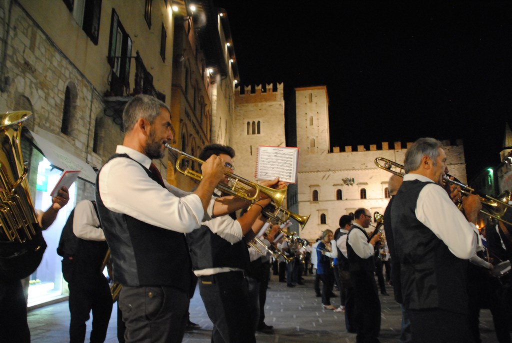 FAI GLI ACQUISTI DI NATALE A TODI…..UN PARCHEGGIO TE LO REGALIAMO NOI…!!!