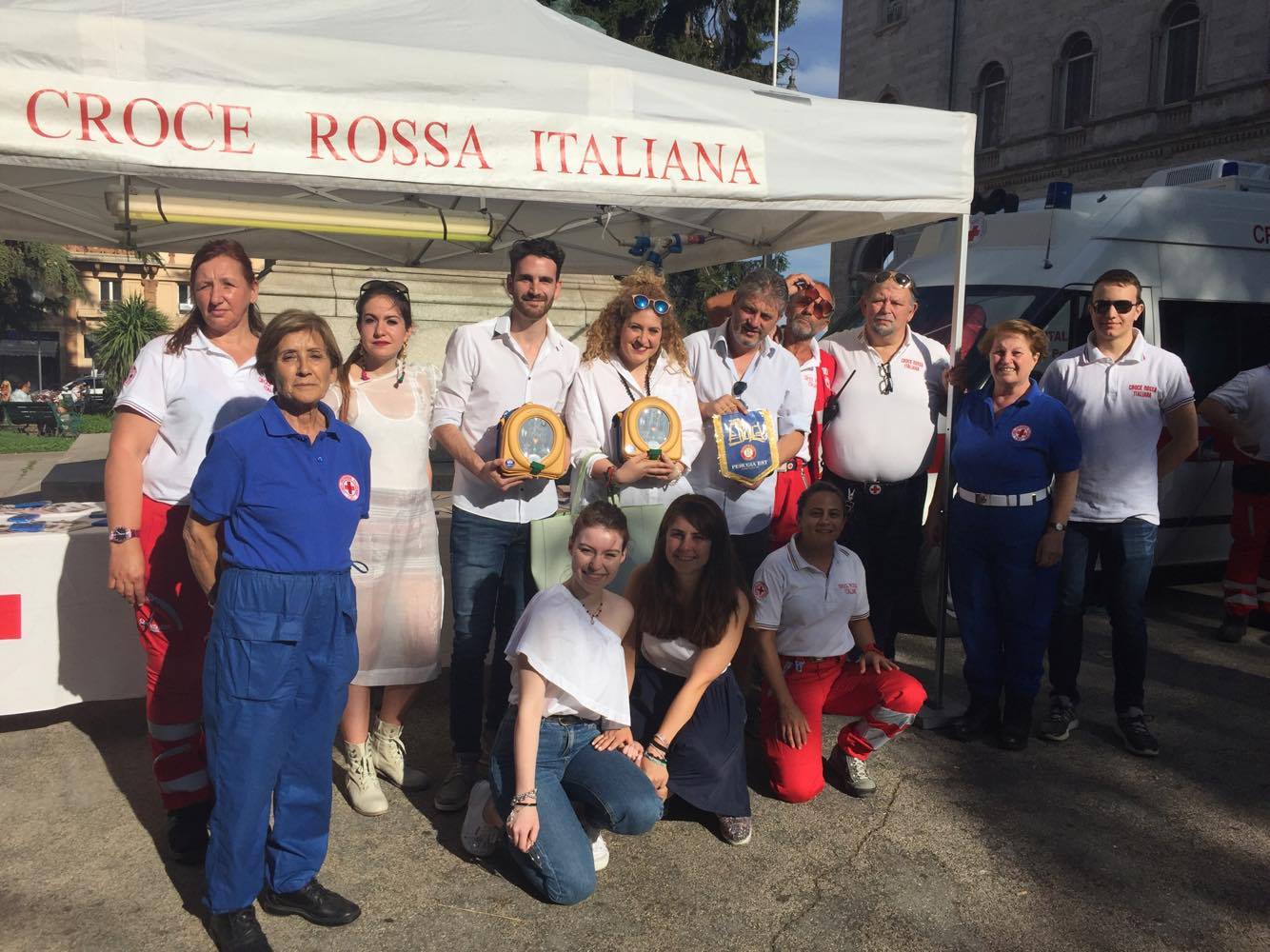 CROCE ROSSA ITALIANA CONSEGNA DEFIBRILLATORI.