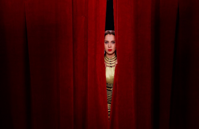 L’ARTISTA IRANIANA LEONE D’ARGENTO SHIRIN NESHAT CON “LOOKING FOR OUM KULTHUM” OMAGGIA LA LEGGENDARIA CANTANTE EGIZIANA OUM KULTHUM IN CONCORSO ALLE GIORNATE DEGLI AUTORI. PRODUCE ANCHE L’ITALIA CON IN BETWEEN ART FILM E VIVO FILM.