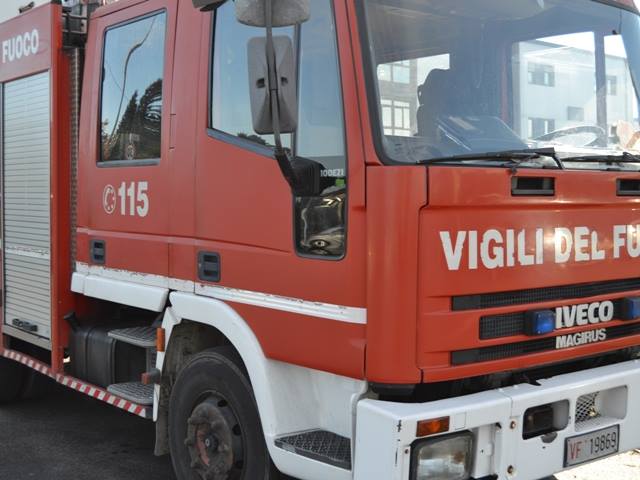 ALVIANO, CEDE PASSERELLA VILLETTA, FERITA UNA DONNA: COMUNE INVIA I TECNICO PER COADIUVARE VIGILI DEL FUOCO IN VERIFICHE.