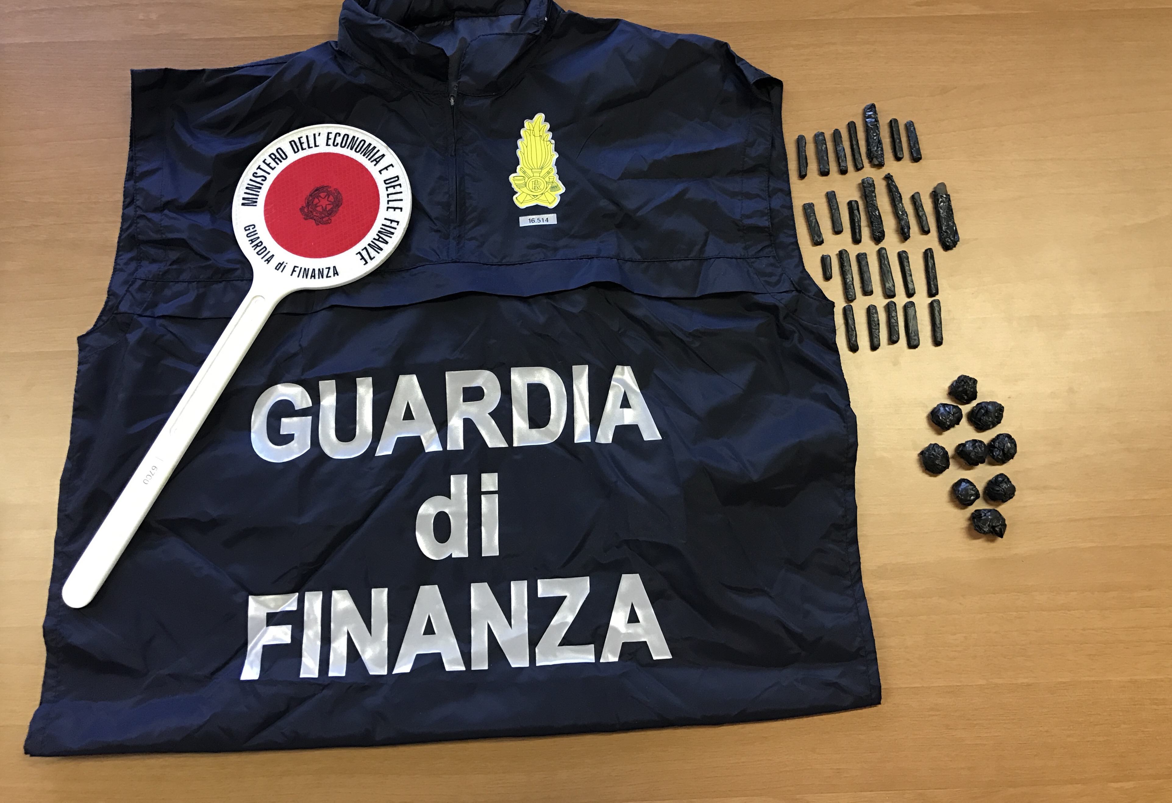 GUARDIA DI FINANZA: ARRESTATO SPACCIATORE GUINEANO. SEQUESTRATE QUARANTA DOSI DI HASHISH E MARIJUANA.