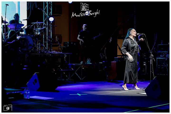 MUSICA PER I BORGHI FA IL PIENONE CON L’IMPERATRICE DEL ROCK LOREDANA BERTÉ