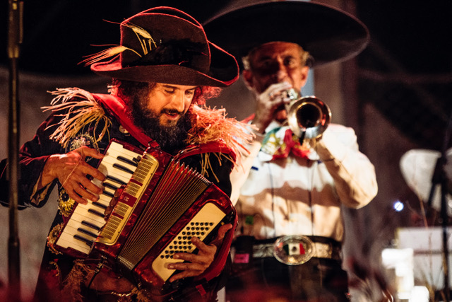 SUL PALCO VINICIO CAPOSSELA IN “COMBAT FOLK”