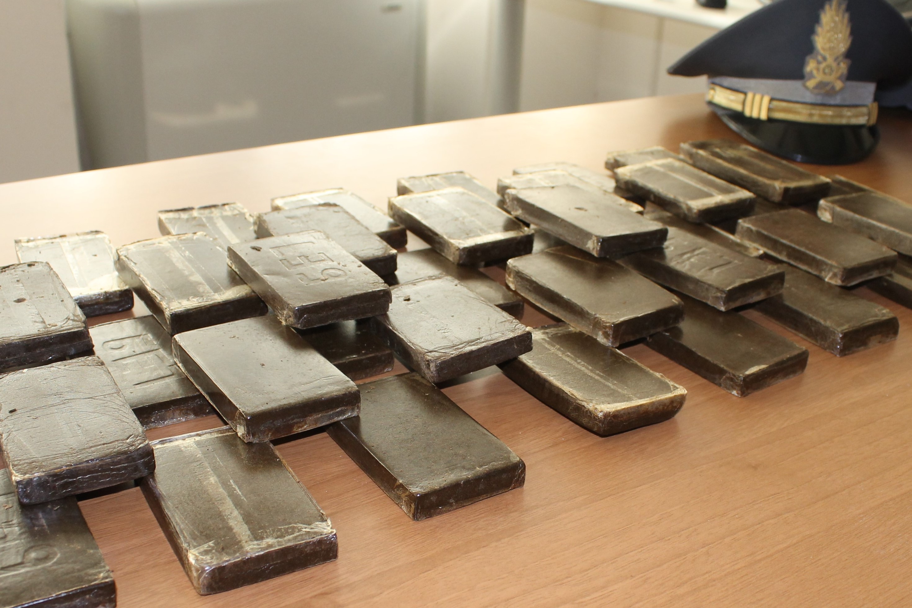 GUARDIA DI FINANZA: ARRESTATI DUE GIOVANI EXTRACOMUNITARI, SEQUESTRATI OLTRE QUATTRO KG DI HASHISH.