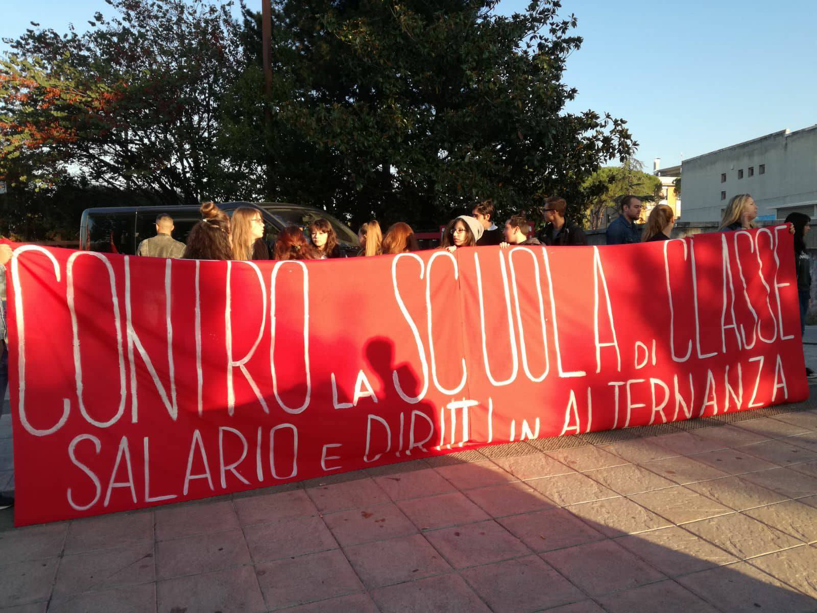 SCUOLA, A FOLIGNO PROTESTE STUDENTESCHE E FGC IN PIAZZA.