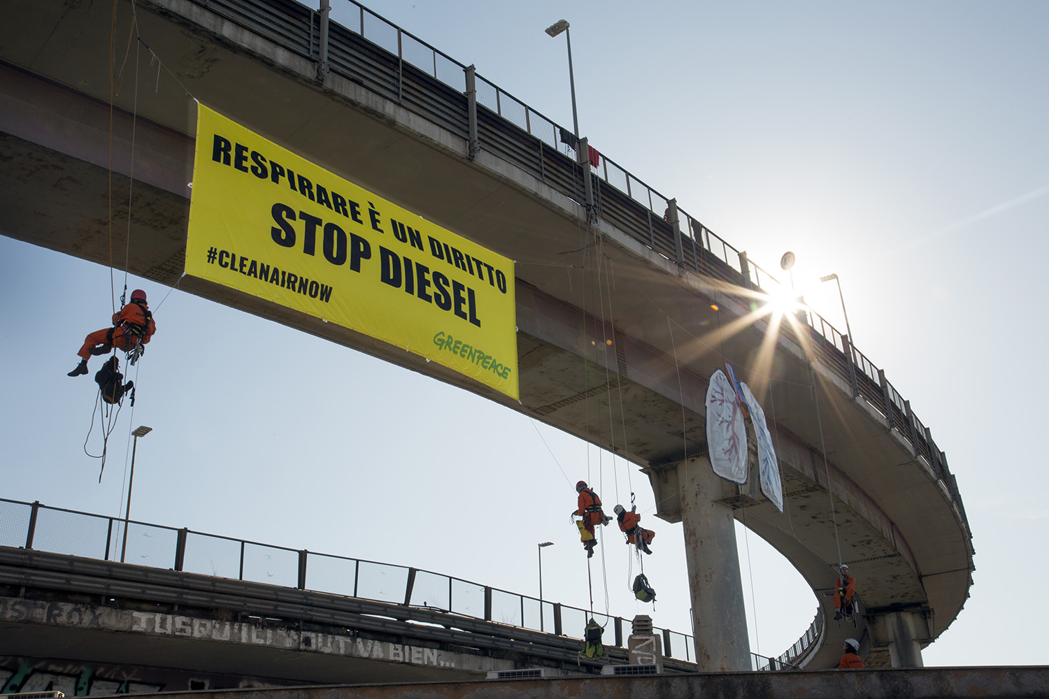 SMOG, GREENPEACE IN AZIONE A ROMA: «RESPIRARE ARIA PULITA È UN DIRITTO, FERMIAMO I DIESEL NELLE NOSTRE CITTÀ»