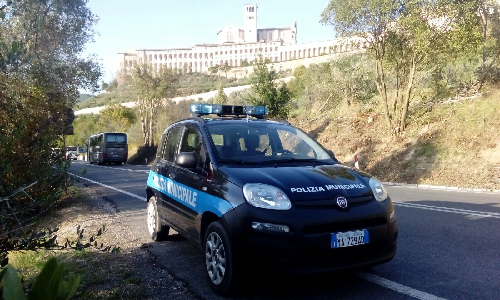 INSEGUIMENTO DEGLI AGENTI DI POLIZIA MUNICIPALE DOPO UNO SCIPPO, FERMATE DUE DONNE.
