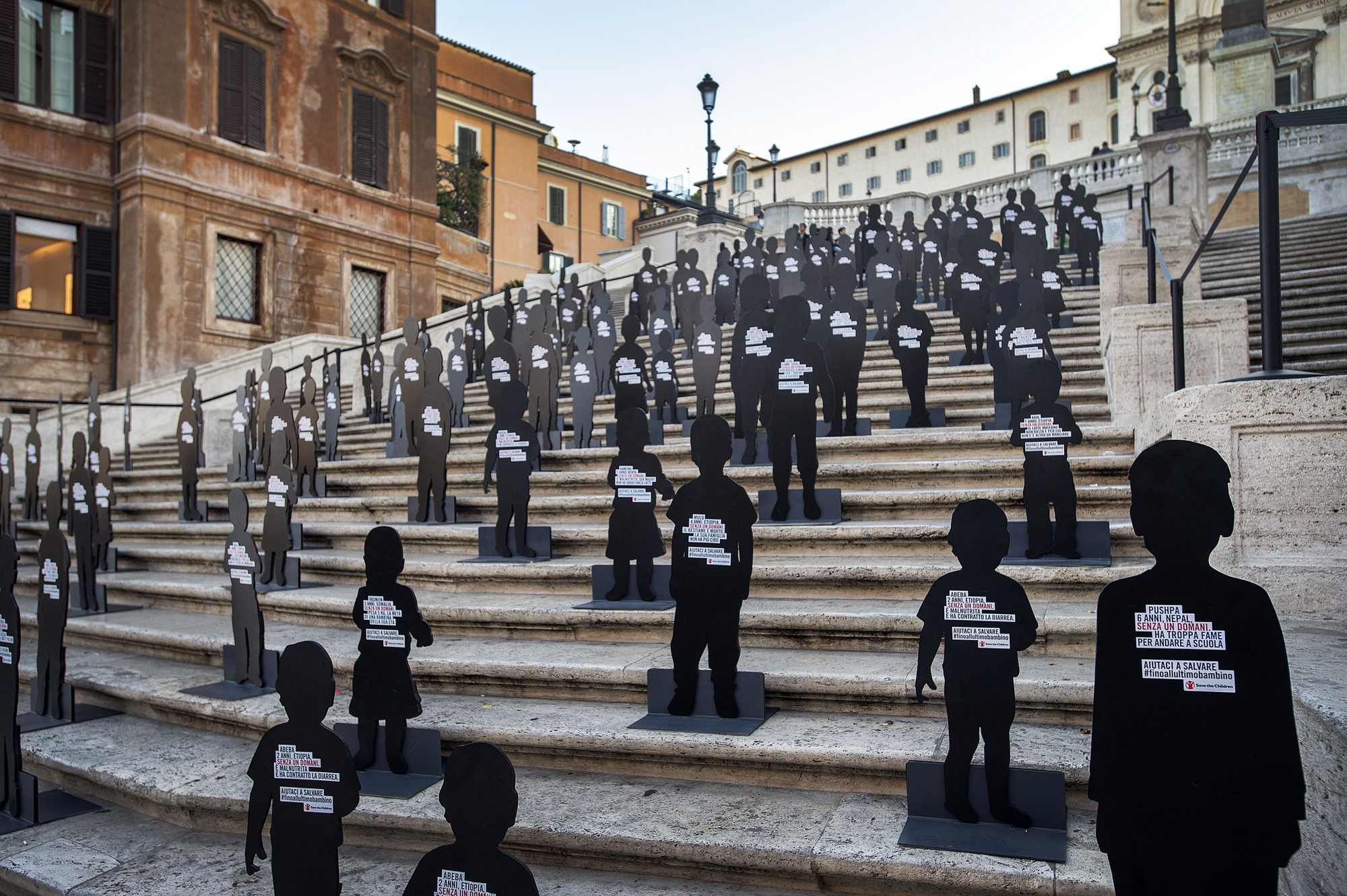 GIORNATA MONDIALE ALIMENTAZIONE: SAVE THE CHILDREN, SULLA SCALINATA DI TRINITA’ DEI MONTI 155 SAGOME DI BAMBINI DENUNCIANO LA CONDIZIONE DI ALTRETTANTI MILIONI DI MINORI COLPITI DA MALNUTRIZIONE CRONICA.