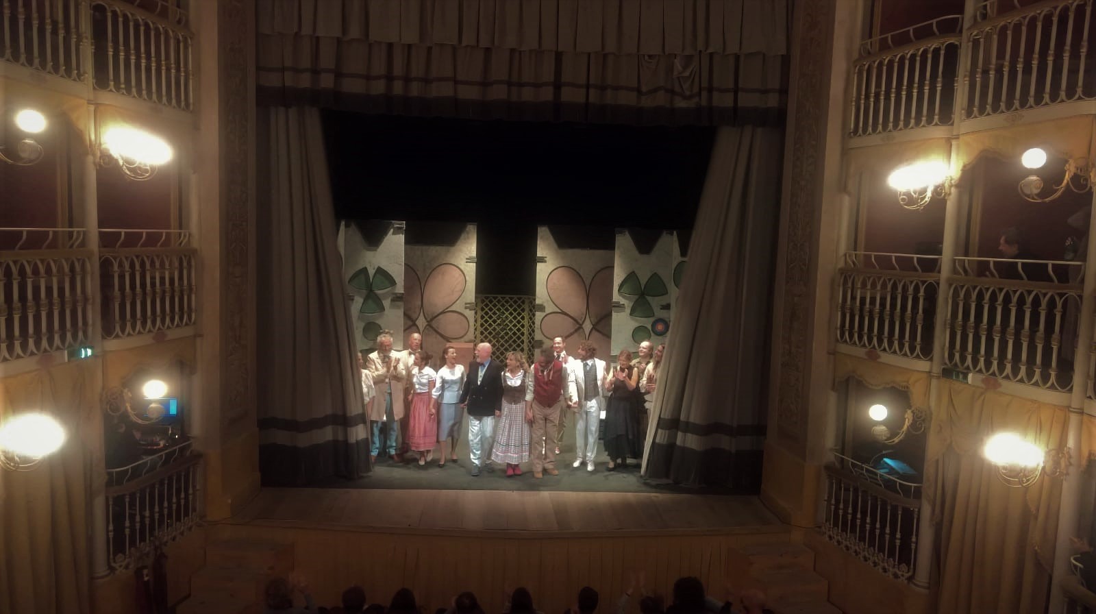 CLAUDIO PESARESI E LA COMPAGNIA AL CASTELLO RIEMPIONO IL TEATRO TORTI DI BEVAGNA DI GENTE E RISATE CON LA COMMEDIA “NON TE LI PUOI PORTARE APPRESSO”, PROSSIMI APPUNTAMENTI SABATO E DOMENICA.