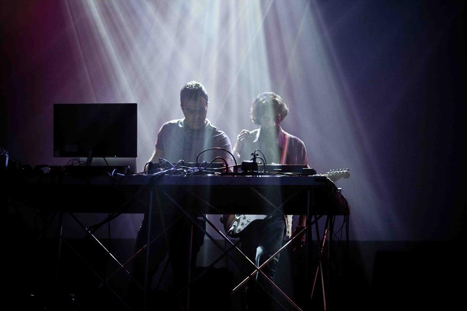 LA RASSEGNA DI MUSICA LICE DELLO SPAZIO ZUT DI FOLIGNO PROSEGUE VENERDI’ 17 NOVEMBRE CON UNO DEI GRUPPI PIU’ IMPORTANTI E ALLO STESSO TEMPO INAFFERRABILI DEL PANORAMA MUSICALE ITALIANO: SUL PALCI STARFUKERS ACCOMPAGNATI IN APERTURA DAI LOCALI FKD