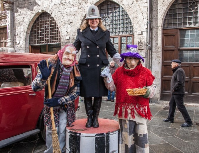 BEFANA DEL VIGILE 2018, IL CAMEP CON LE AUTO E LE MOTO STORICHE IN PIAZZA PER BENEFICIENZA.