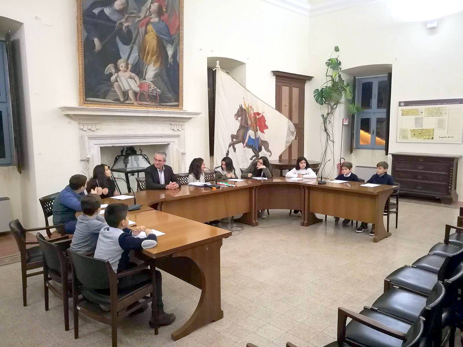 CALVI DELL’UMBRIA, INSEDIATO IL CONSIGLIO COMUNALE DEI RAGAZZI. SINDACO GRILLINI: “IMPORTANTE STRUMENTO PER INSEGNARE AI GIOVANI SENSO CIVICO E VALORE ISTITUZIONI PUBBLICHE”.