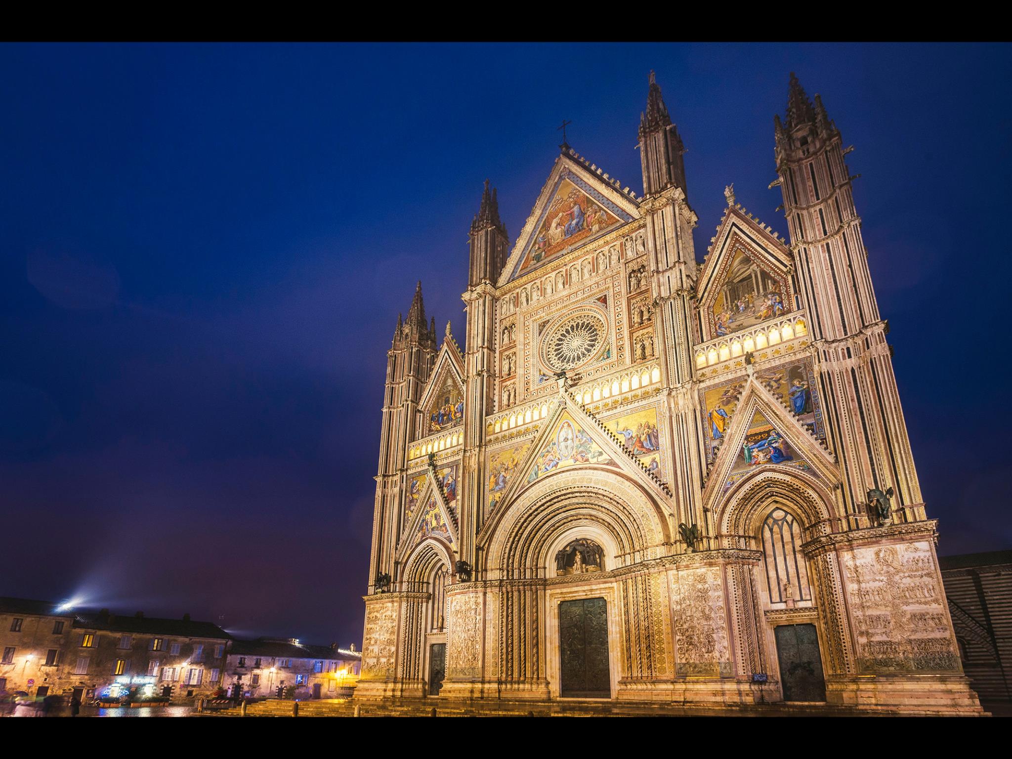 “JAM LIGHTSESSION”, LUCI E MUSICA IN PIAZZA DUOMO A ORVIETO ASPETTANDO IL 2025