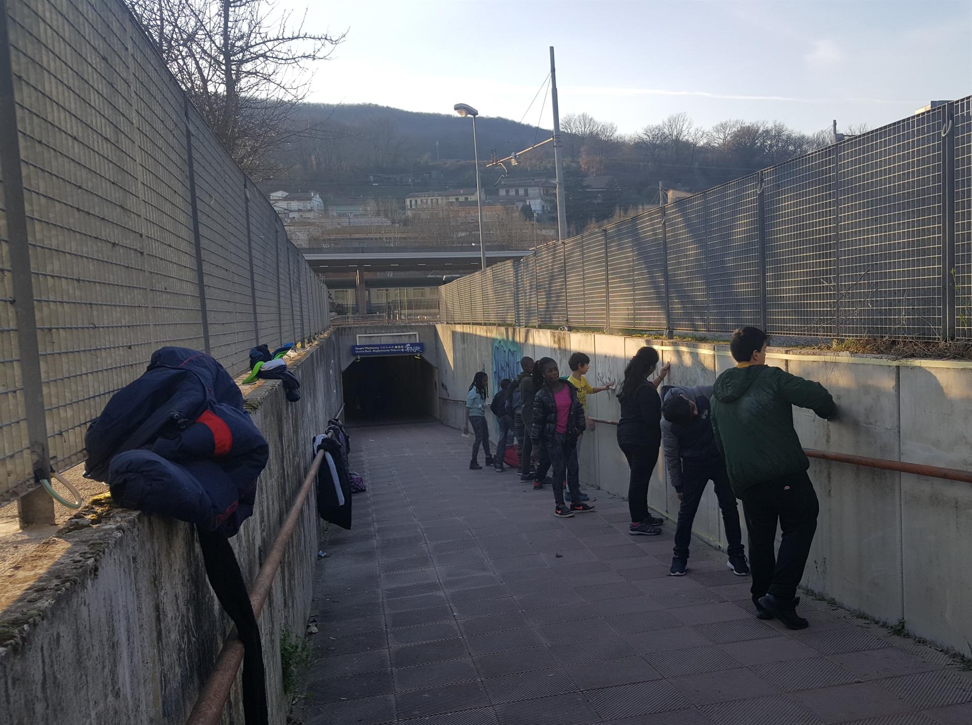 ORTE, GLI STUDENTI REALIZZANO UN MURALE IN STAZIONE.