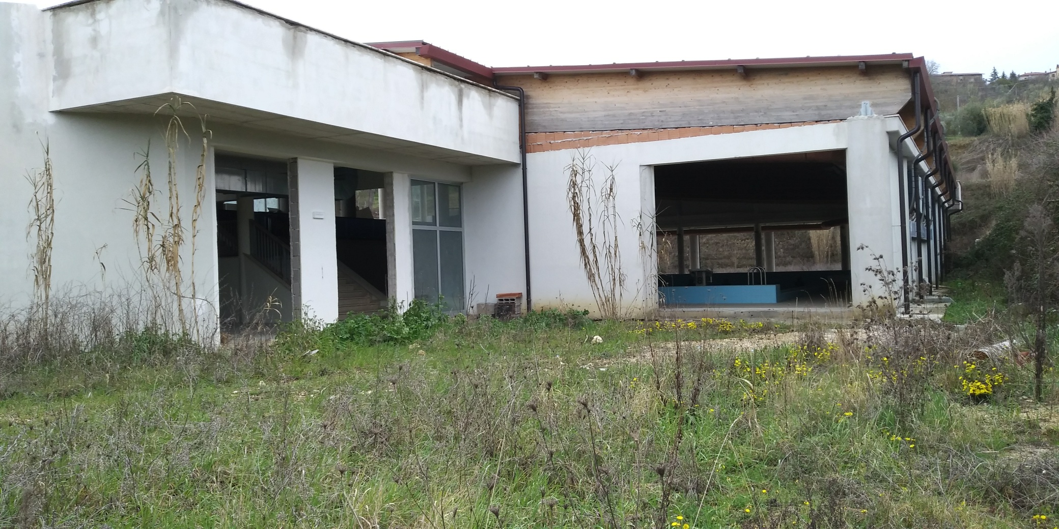 LO SCANDALO DELLA PISCINA COMUNALE DI AMELIA, MAI TERMINATA E ABBANDONATA AL DEGRADO.