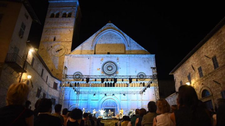 UNIVERSO ASSISI, SI CERCANO VOLONTARI DI TUTTE LE ETA’.