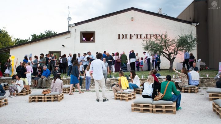 A “DRINK WITH” LE TRE GIOVANI STELLE DELL’ATRIO SOTTO IL CIELO DELLA CANTINA DI FILIPPO A CANNARA.