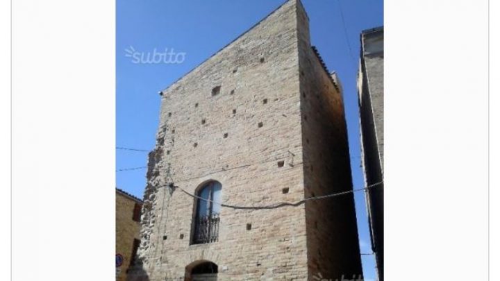 DIMORE STORICHE: IN UMBRIA IN VENDITA UN ANTICO MONASTERO A VALLEFOGLIA.