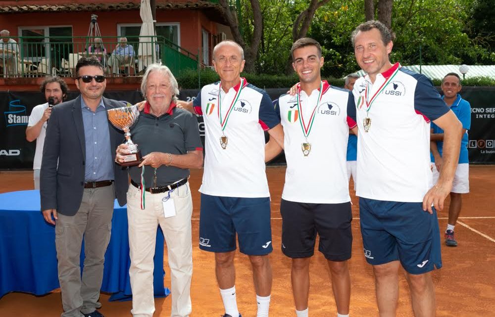 CAMPIONATO NAZIONALE A SQUADRE DI TENNIS PER GIORNALISTI LA TOSCANA SI CONFERMA: BATTUTA IN FINALE LA SARDEGNA SUCCESSO PER IL CORSO DI FORMAZIONE