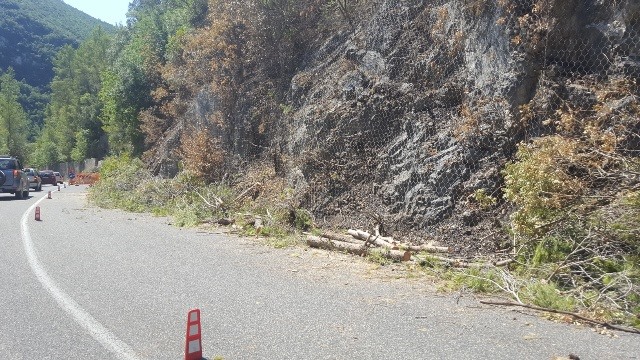 PROVINCIA, TERMINATI LAVORI DISGAGGIO MASSI SU SP 67 VALSERRA: PROSSIMA SETTIMANA INIZIO MESSA IN SICUREZZA COSTONE