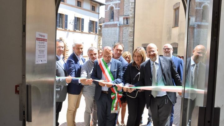 A MARSCIANO IL PRIMO “DIGIPASS DELL’UMBRIA”: MARINI E BARTOLINI, “UN LUOGO APERTO AI CITTADINI PER ABBATTERE LE BARRIERE DIGITALI A FAVORE DI UN PROCESSO DEMOCRATICO”.