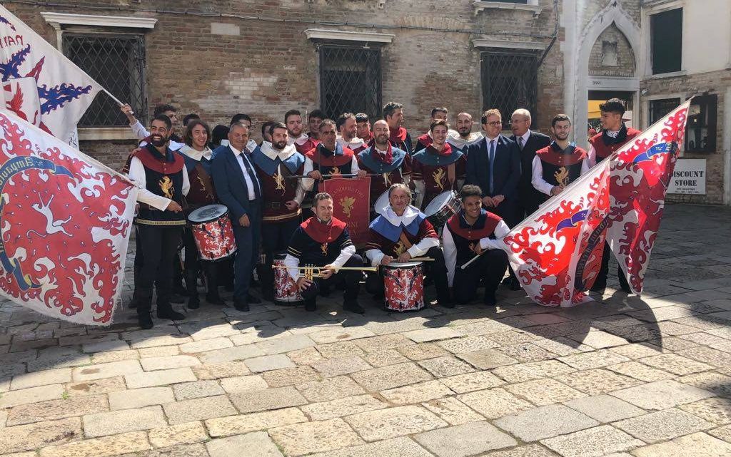 TURISMO: L’UMBRIA A VENEZIA ANCHE GLI SBANDIERATORI DI NARNI AMBASCIATORI DELL’UMBRIA