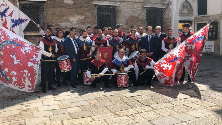 TURISMO: L’UMBRIA A VENEZIA ANCHE GLI SBANDIERATORI DI NARNI AMBASCIATORI DELL’UMBRIA