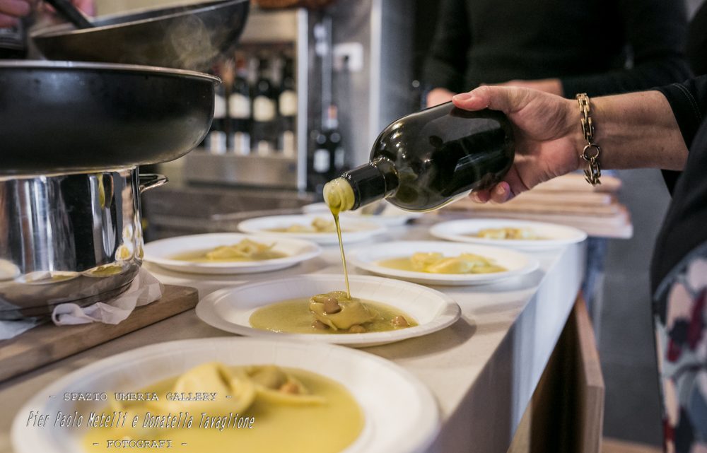 DAL 1° AL 5 NOVEMBRE 2018  “LA MANGIAUNTA”. A GIANO DELL’UMBRIA SI FESTEGGIA L’ORO VERDE  CON DEGUSTAZIONI, VISITE AI FRANTOI, MOSTRE, CONCERTI.IL 1° NOVEMBRE SHOW COOKING CON “GIORGIONE” ORTO E CUCINA.IL 5 NOVEMBRE “CARTA OLIATA”  I RISTORATORI CREANO LA PRIMA CARTA DEGLI OLI.