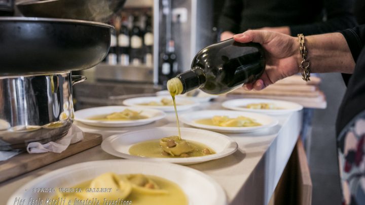 DAL 1° AL 5 NOVEMBRE 2018  “LA MANGIAUNTA”. A GIANO DELL’UMBRIA SI FESTEGGIA L’ORO VERDE  CON DEGUSTAZIONI, VISITE AI FRANTOI, MOSTRE, CONCERTI.IL 1° NOVEMBRE SHOW COOKING CON “GIORGIONE” ORTO E CUCINA.IL 5 NOVEMBRE “CARTA OLIATA”  I RISTORATORI CREANO LA PRIMA CARTA DEGLI OLI.