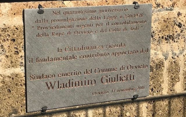 ALL’ACCESSO DI PORTA VIVARIA LAPIDE IN RICORSO DELL’IMPEGNO DEL SINDACO EMERITO WLADIMIRO GIULIETTI PER L’APPROVAZIONE DELLA PRIMA LEGGE PER ORVIETO.
