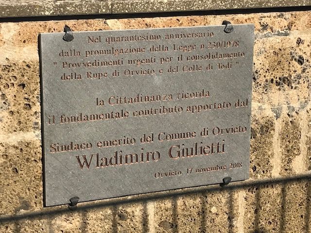 ALL’ACCESSO DI PORTA VIVARIA LAPIDE IN RICORSO DELL’IMPEGNO DEL SINDACO EMERITO WLADIMIRO GIULIETTI PER L’APPROVAZIONE DELLA PRIMA LEGGE PER ORVIETO.