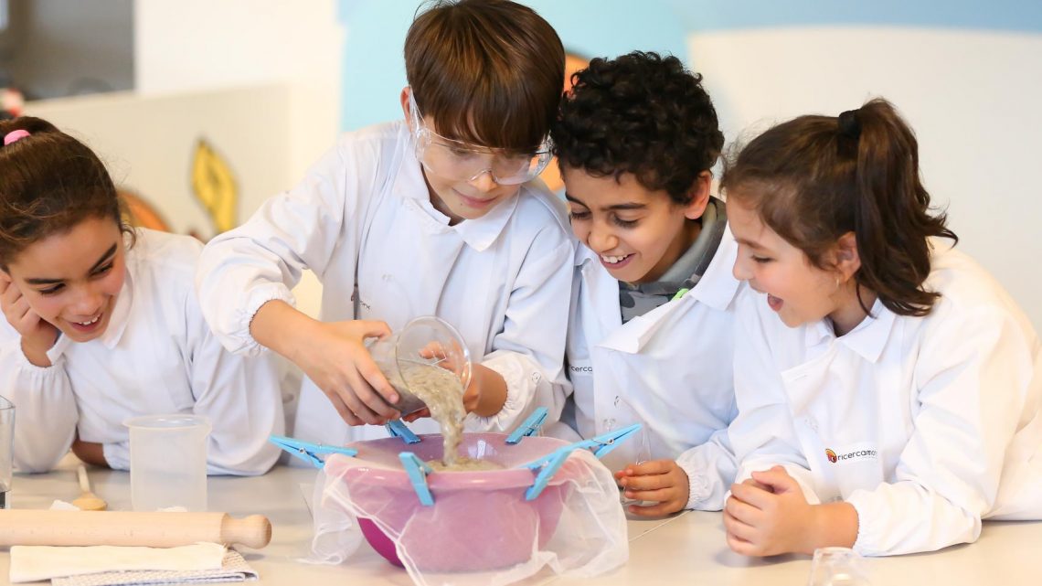 CAMICE ED OCCHIALI, PROVETTE E REAGENTI: I BAMBINI SCOPRONO LA SCIENZA CON RICERCAMONDO.