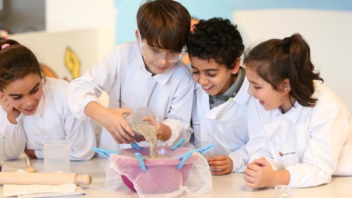CAMICE ED OCCHIALI, PROVETTE E REAGENTI: I BAMBINI SCOPRONO LA SCIENZA CON RICERCAMONDO.