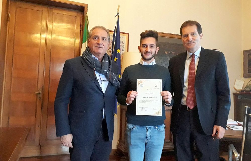 PROVINCIA, PRESIDENTE LATTANZI E PREFETTO DE BIAGI PREMIANO GIOVANE DESIGNER TERNANO TOMASSORI PER INVENZIONE “MOTORICONO” RICHIUDIBILE.