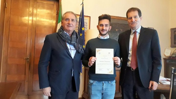 PROVINCIA, PRESIDENTE LATTANZI E PREFETTO DE BIAGI PREMIANO GIOVANE DESIGNER TERNANO TOMASSORI PER INVENZIONE “MOTORICONO” RICHIUDIBILE.
