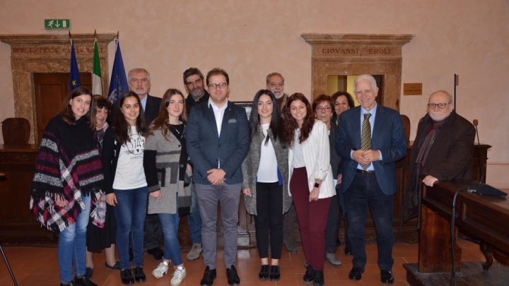 NARNI, PREMIO VISCIONE: CONSEGNATI STAMATTINA RICONOSCIMENTI A STIDENTESSE DEL LICEO GANDHI.