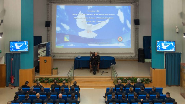 GLI ALLIEVI MARESCIALLI DELL’AERONAUTICA MILITARE INCONTRANO IL VESCOVO DI VITERBO MONSIGNOR FUMAGALLI IN VISITA ALLA SCUOLA MARESCIALLI