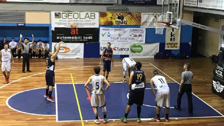 UNA GRANDE VIRTUS ASSISI VINCE IL DERBY SUL CAMPO DEL BASKET TODI E BLINDA IL SECONDO POSTO.