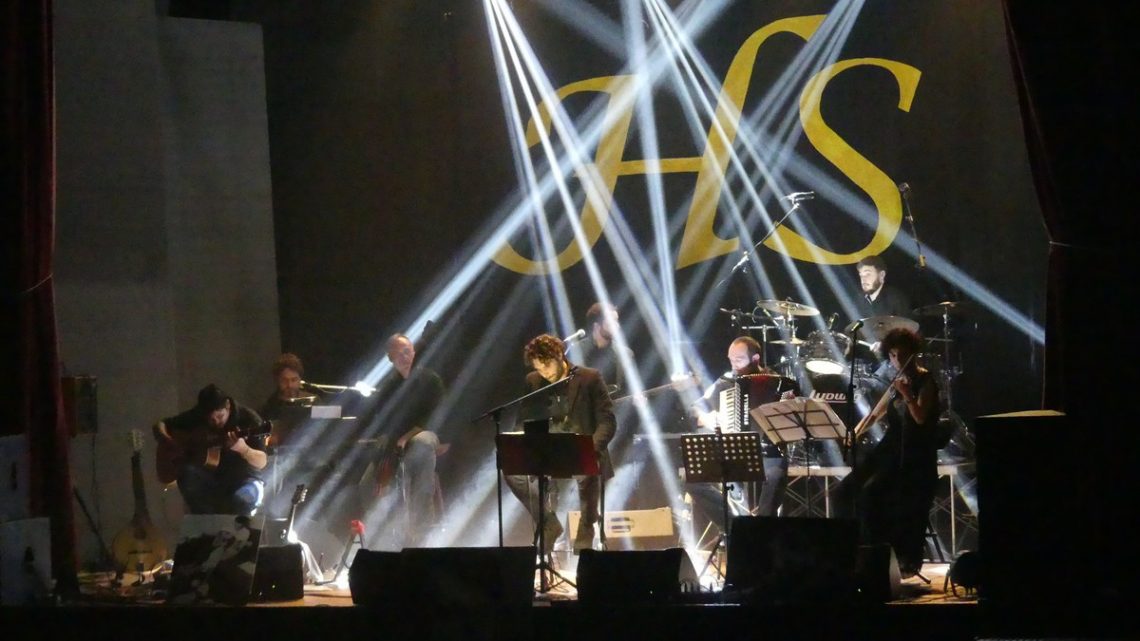 CON OMAGGIO A FABRIZIO DE ANDRE’ GLI HOTEL SUPRAMONTE RICORDANO,  A 20 ANNI DALLA SCOMPARSA, UNO DEI PIU’ GRANDI POETI IN MUSICA DEL XX SECOLO