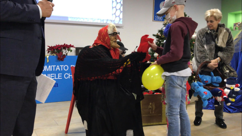 LA BEFANA PRONTA AD ATTERRARE AL RESIDENCE “DANIELE CHIANELLI”.
